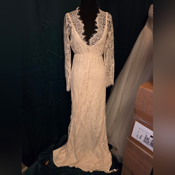 unbranded Dresses & Skirts - Elegant White Lace Long-Sleeve Wedding Dress Size S NWT
